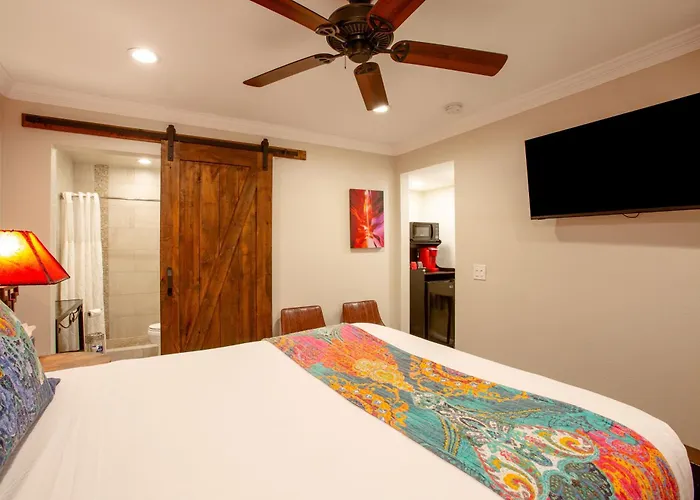 Lantern Light Inn - Romantic Getaway (Adults Only)