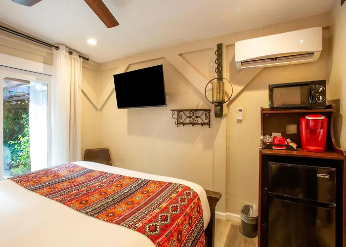 Lantern Light Inn - Romantic Getaway (Adults Only)